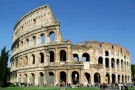 Si stacca un pezzo di intonaco dal Colosseo Si stacca un pezzo di intonaco dal Colosseo