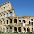 Si stacca un pezzo di intonaco dal Colosseo