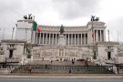 Uomo si suicida dall’Altare della Patria